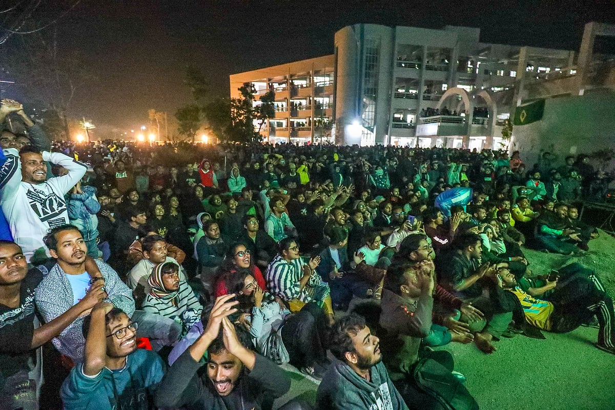 খুলনা বিশ্ববিদ্যালয়ের খানজাহান আলী হলের সামনের চত্বরে বড় পর্দায় খেলা দেখছেন শিক্ষার্থী ও আশপাশের এলাকার মানুষ
