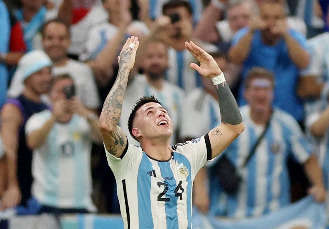 মেক্সিকোর বিপক্ষে আর্জেন্টিনার দ্বিতীয় গোলটি করে এনজো ফার্নান্দেসের উদ্‌যাপন