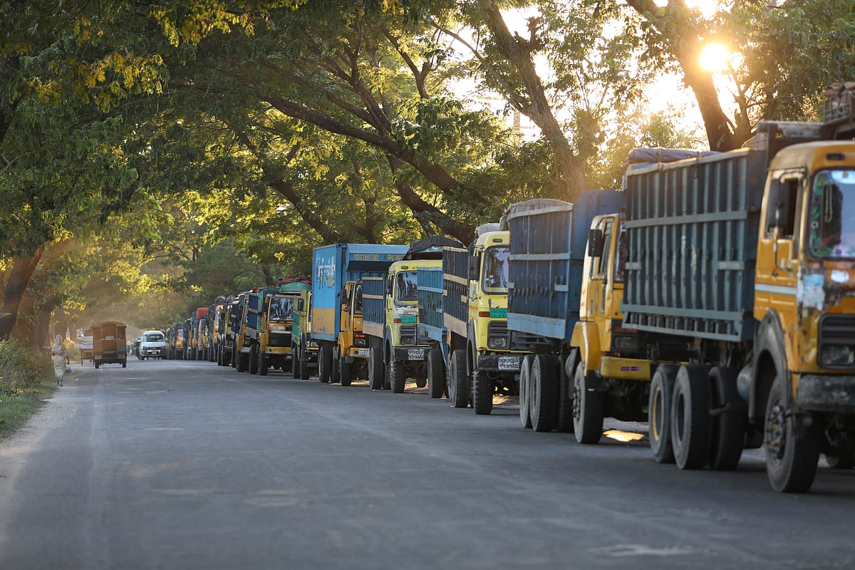 ৩৮ ঘণ্টার পর রাতে সিলেটে পণ্যবাহী পরিবহন ধর্মঘট স্থগিত করেছে বিভাগীয় ট্রাক, পিকআপ, কাভার্ড ভ্যান মালিক-শ্রমিক ঐক্য পরিষদ। মঙ্গলবার বিকেলে সিলেট-তামাবিল মহাসড়কের খাদিমনগর এলাকায়