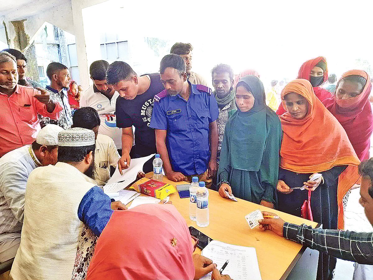 ইউপি থেকে ভিজিডি বরাদ্দ না পেয়ে অভিযোগ দিচ্ছেন উপকারভোগীরা। গতকাল দুপুরে ময়মনসিংহের ঈশ্বরগঞ্জ উপজেলার রাজীবপুর ইউপি ভবনে