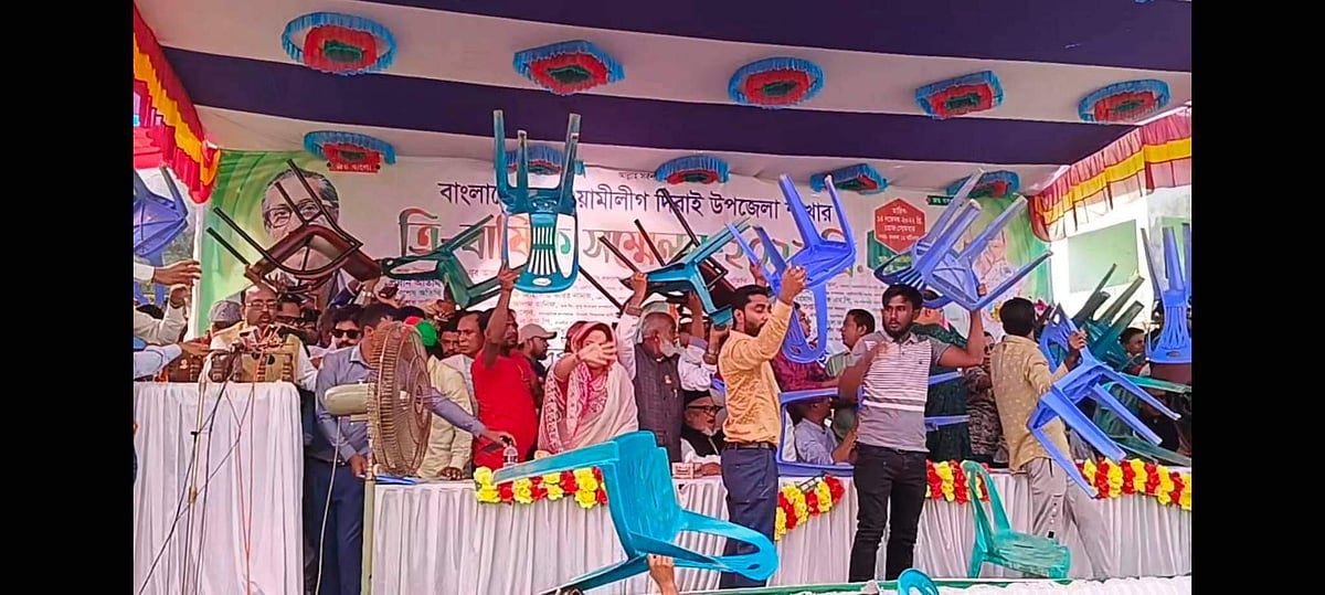 সুনামগঞ্জের দিরাই উপজেলা আওয়ামী লীগের সম্মেলনস্থলে দলের দুই পক্ষের মারামারি। সোমবার দুপুরে শহরের বিএডিসি মাঠে