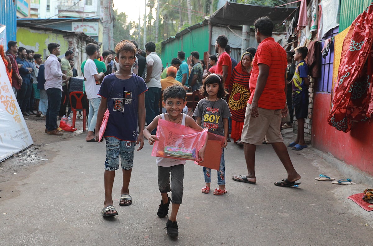 চিত্রাঙ্কন প্রতিযোগিতায় অংশ নেয় অর্ধশতাধিক শিশু। বান্ডেল রোডের সেবক কলোনি, চট্টগ্রাম, ২ নভেম্বর