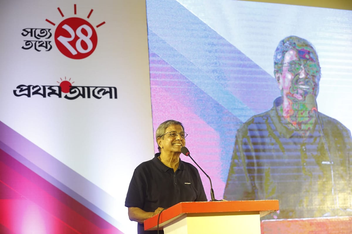 ২৪তম প্রতিষ্ঠাবার্ষিকী উপলক্ষে আয়োজিত কর্মী উৎসবে বক্তব্য দিচ্ছেন প্রথম আলো সম্পাদক মতিউর রহমান। আজ রোববার রাজধানীর কৃষিবিদ ইনস্টিটিউশন মিলনায়তনে