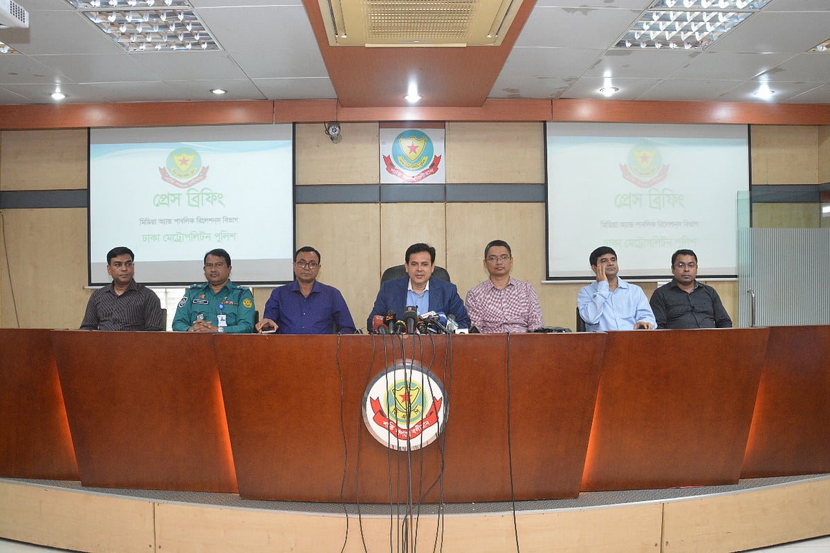 জামায়াতে ইসলামীর আমির শফিকুর রহমানের ছেলে রাফাত সাদিকের (সাইফুল্লাহ) জঙ্গি সম্পৃক্ততার তথ্য তুলে ধরতে সংবাদ সম্মেলনে পুলিশের কাউন্টার টেররিজম অ্যান্ড ট্রান্সন্যাশনাল ক্রাইম (সিটিটিসি) ইউনিটের কর্মকর্তারা। আজ বৃহস্পতিবার ডিএমপির মিডিয়া সেন্টারে