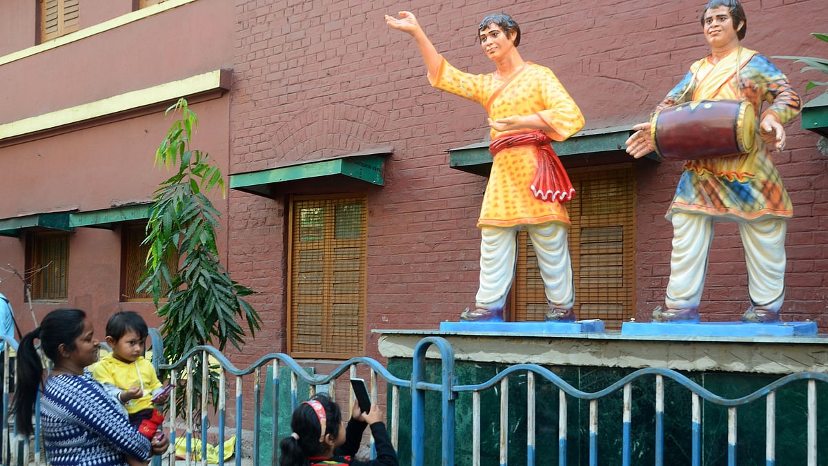 দক্ষিণ কলকাতার সুকিয়া স্ট্রিটের সত্যজিৎ রায়ের পুরোনো বাড়ির সামনে এই দুই অভিনেতার ভাস্কর্য স্থাপন করা হয়