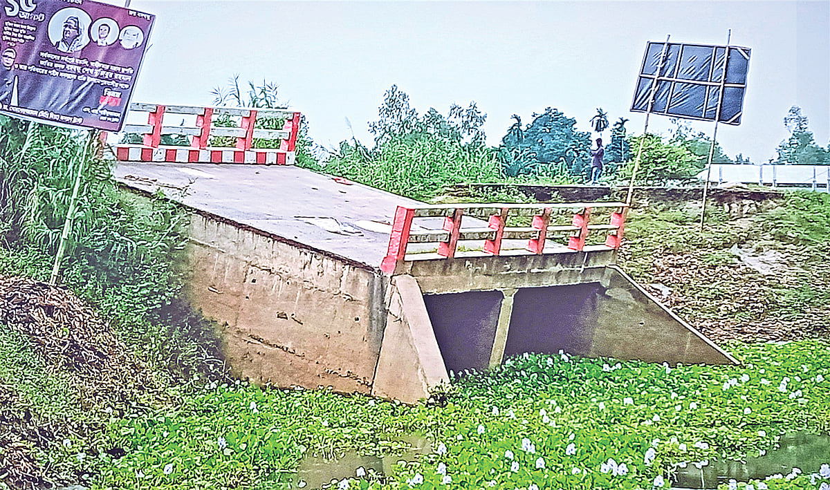 সেতুটি দুই বছর ধরে বিধ্বস্ত হয়ে পড়ে থাকায় জামালপুরের ইসলামপুরের ১৪টি গ্রামের মানুষ ভোগান্তিতে পড়েছে। সম্প্রতি উপজেলার মোহাম্মদপুর উত্তরপাড়া গ্রামে