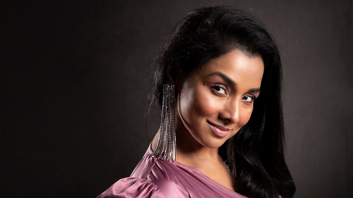 Yosh talaba piknikda sinfdoshlari bilan jinsiy aloqa qilmoqda