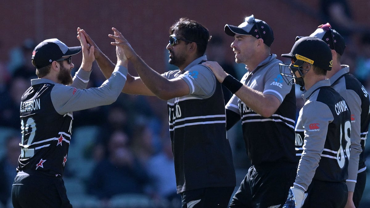 আয়ারল্যান্ডকে ৩৫ রানে হারিয়ে টি–টোয়েন্টি বিশ্বকাপের সেমিফাইনালে এক পা দিয়ে রেখেছে নিউজিল্যান্ড