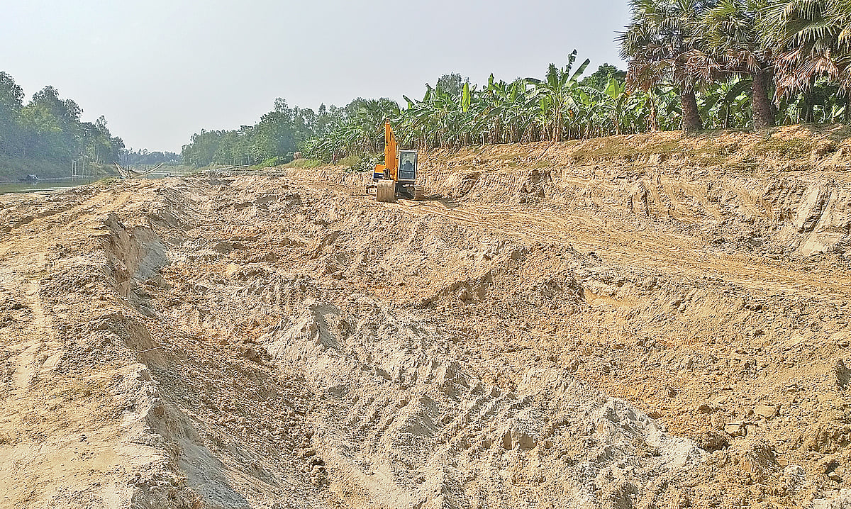 নওগাঁর বদলগাছি উপজেলার ছোট যমুনা নদীর পাড় থেকে মাটি কেটে বিক্রি করা হচ্ছে। গত মঙ্গলবার দুপুরে সদর ইউনিয়নের তেজাপাড়া এলাকায়