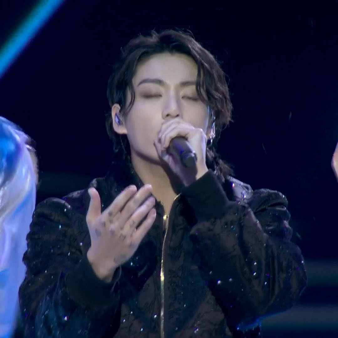 মঞ্চে গাইছেন জাংকুক