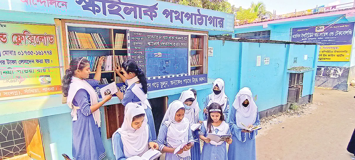 পথপাঠাগার থেকে বই সংগ্রহে ব্যস্ত কয়েকজন শিক্ষার্থী। পাবনার সাঁথিয়া উপজেলার কাশিনাথপুর বাসস্ট্যান্ড এলাকায় ৮ নভেম্বর