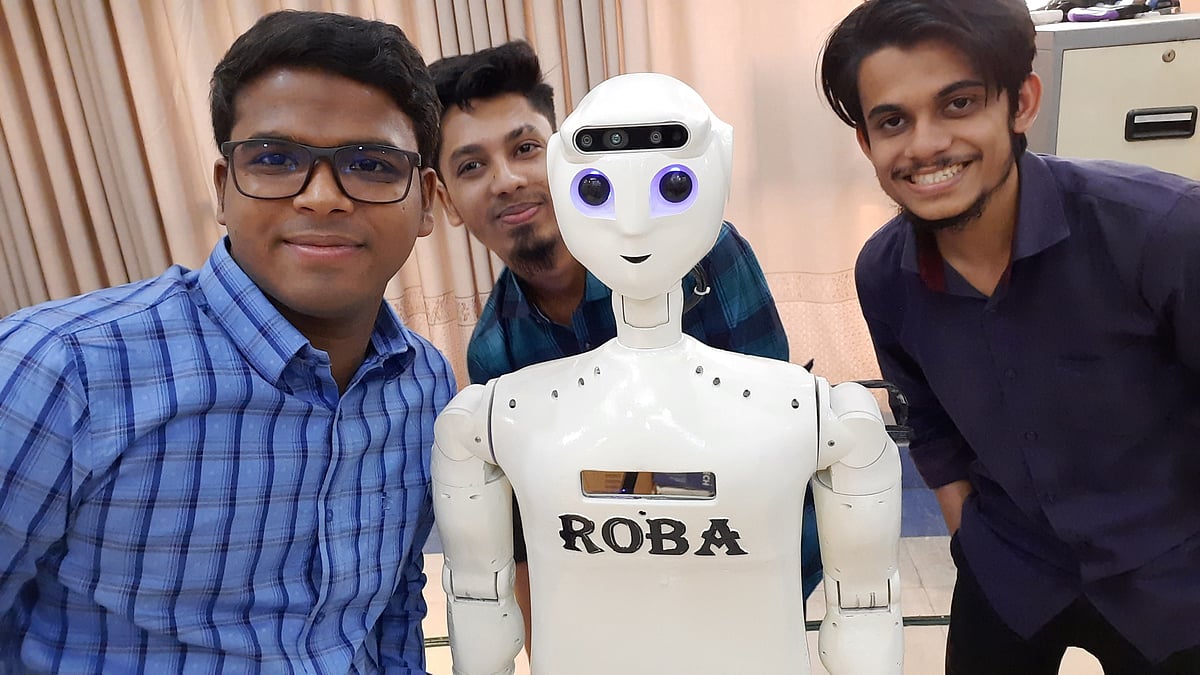 নিজেদের তৈরি রোবা রোবটের সঙ্গে বাঁ থেকে মো. ফরিদ হোসেন, মো. রনি হোসেন এবং ইকবাল মাহমুদ।