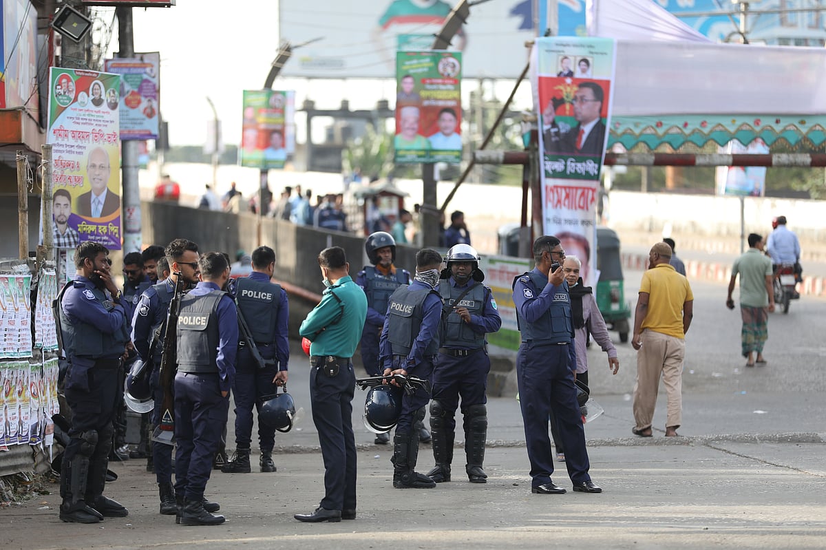 সিলেট শহরের বিভিন্ন এলাকায় তল্লাশিচৌকি বসিয়েছে পুলিশ। তবে কাউকে নগরে প্রবেশ করতে বাধা দিচ্ছে না। ছবিটি আজ সকালে নগরের শেখঘাট থেকে তোলা