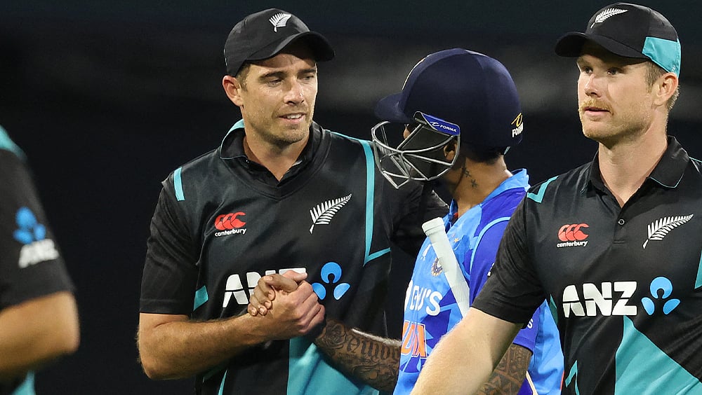 সেঞ্চুরি করা সূর্যকুমারকে অভিনন্দন জানাচ্ছেন হ্যাটট্রিক করা সাউদি