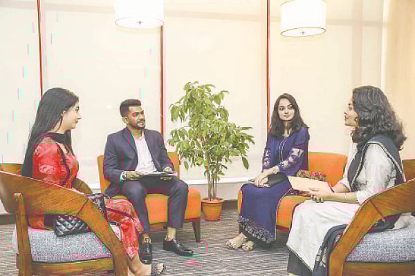 মৌখিক পরীক্ষার জন্য কমপক্ষে একটি বাংলা ও একটি ইংরেজি দৈনিক পত্রিকা পড়ুন। প্রতীকী ছবি। মডেল: ইয়াসফি, সিফাত, নুসরাত ও রিয়া