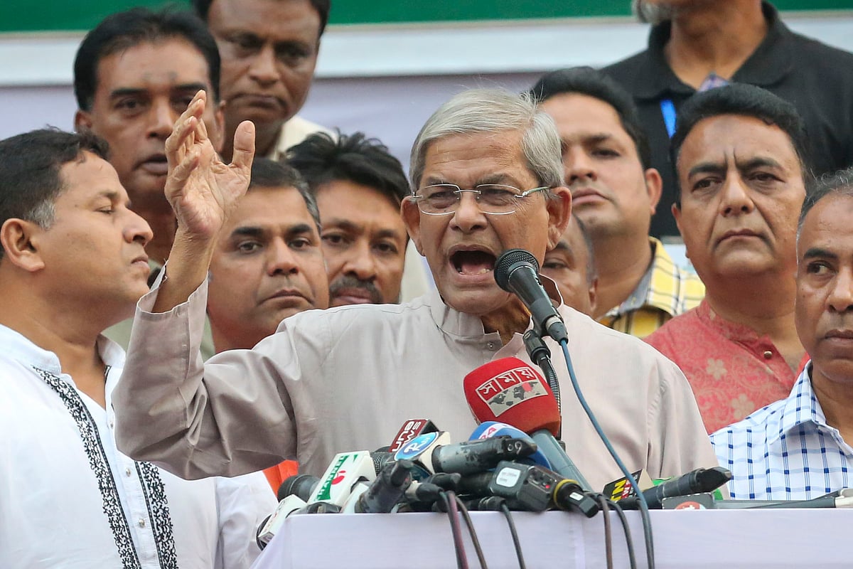 রাজধানীর নয়াপল্টনে বিএনপির কেন্দ্রীয় কার্যালয়ের সামনে আয়োজিত কৃষক সমাবেশে বক্তব্য দেন বিএনপি মহাসচিব মির্জা ফখরুল ইসলাম আলমগীর