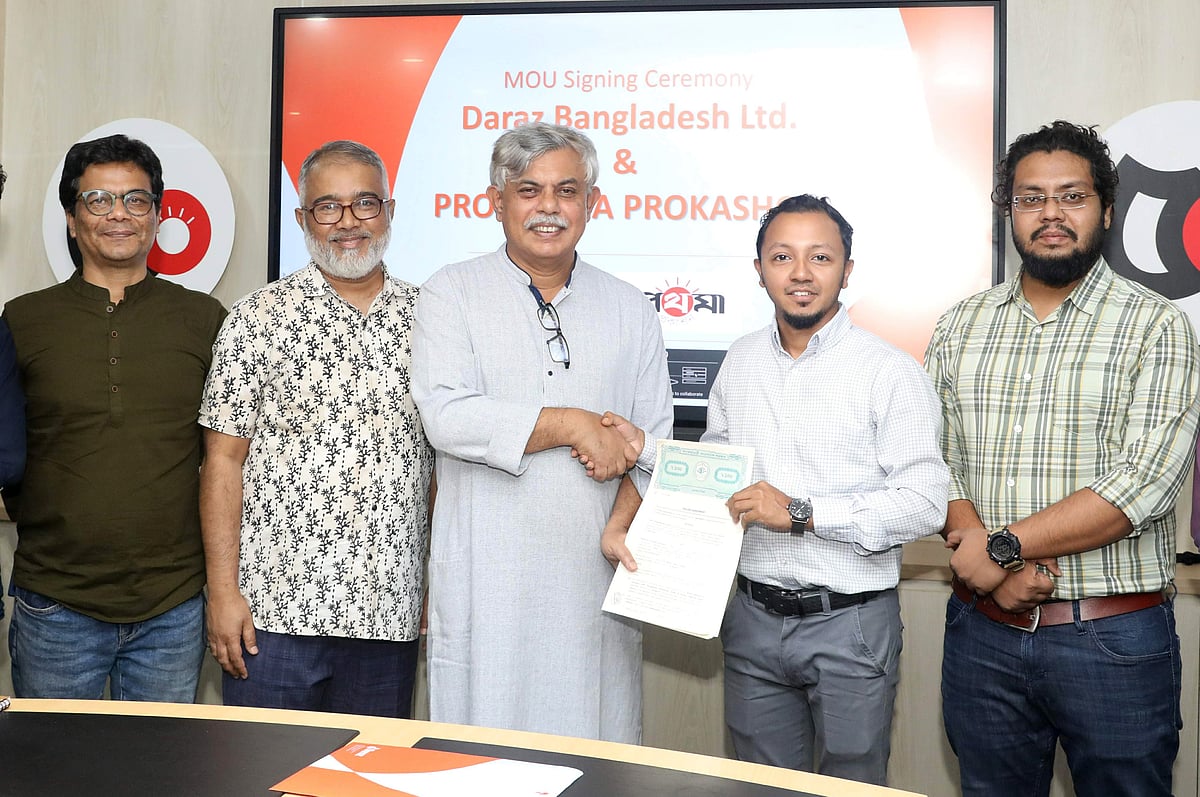 প্রথমা প্রকাশনের সঙ্গে দারাজের সমঝোতা চুক্তি স্বাক্ষর অনুষ্ঠানে প্রথম আলোর সহযোগী সম্পাদক আনিসুল হকসহ (বাঁ থেকে তৃতীয়) অন্যরা। বুধবার রাজধানীর কারওয়ান বাজারে প্রথম আলো কার্যালয়ে