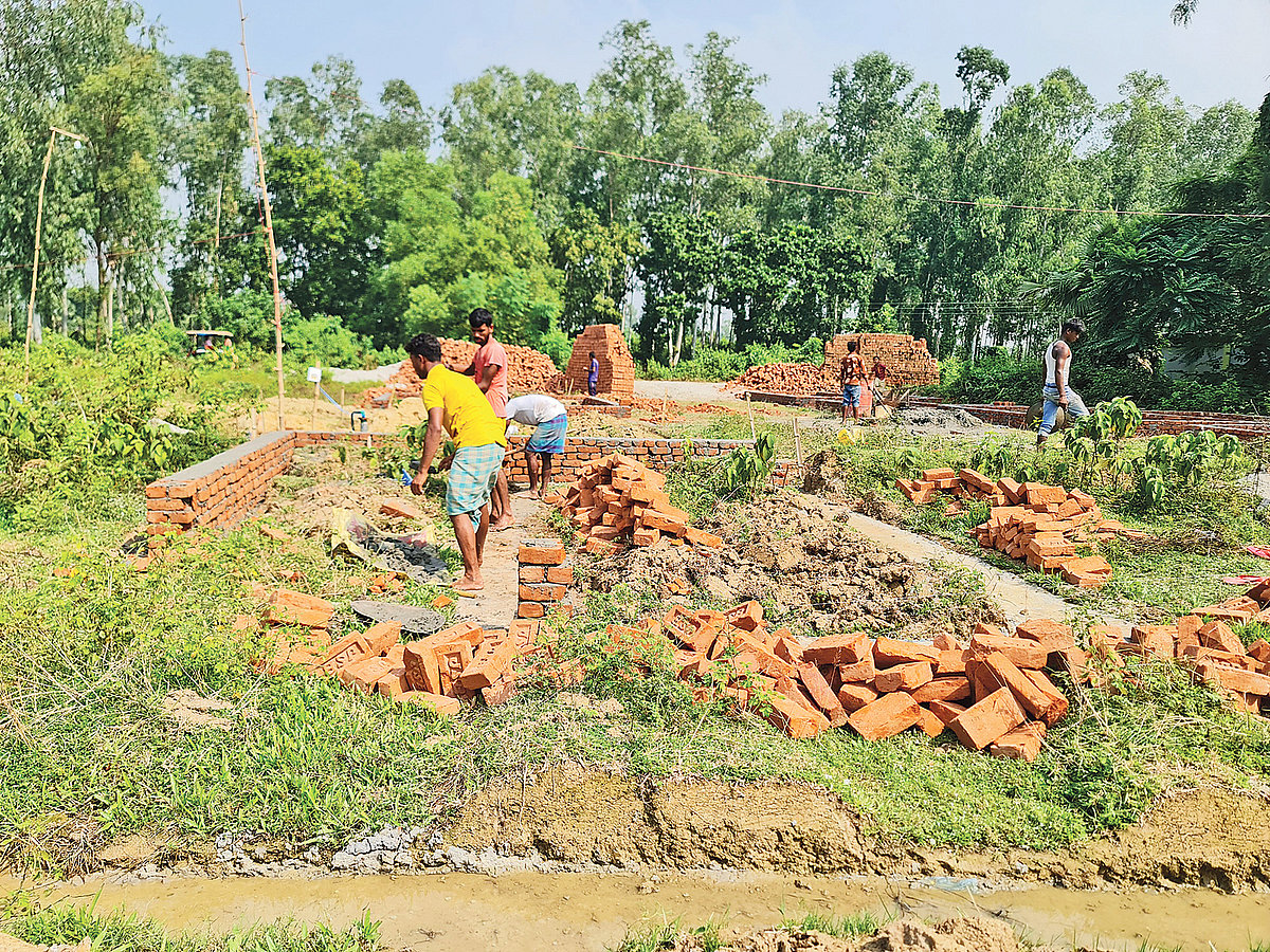 ইটসহ নিম্নমানের সামগ্রীতে নির্মাণ করা হচ্ছে আশ্রয়ণ প্রকল্পের ঘর। গাজীপুরের কালিয়াকৈর উপজেলার মধ্যপাড়া ইউনিয়নের ঠেঙ্গারবান্ধ গ্রামে
