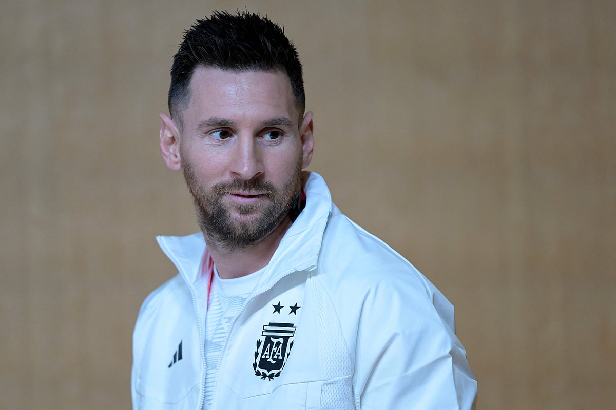 সংবাদ সম্মেলনে আসার আগে লিওনেল মেসি