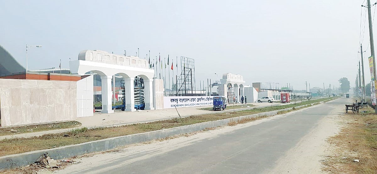 ঢাকা আন্তর্জাতিক বাণিজ্য মেলার সব ধরনের প্রস্তুতি শেষ হয়েছে। আগামী রোববার মেলার উদ্বোধন। এবার মেলা প্রাঙ্গণে প্রবেশের ফটক বানানো হয়েছে মেট্রোরেলের আদলে