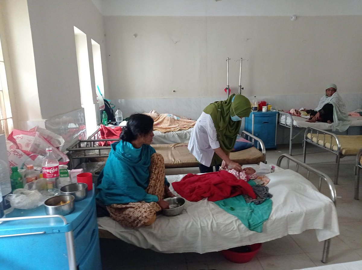 নিউমোনিয়ায় আক্রান্ত শিশুকে চিকিৎসাসেবা দিচ্ছেন এক নার্স। আজ শুক্রবার দুপুরে চাঁদপুরের মতলব দক্ষিণ উপজেলা স্বাস্থ্য কমপ্লেক্সের শিশু ওয়ার্ডে