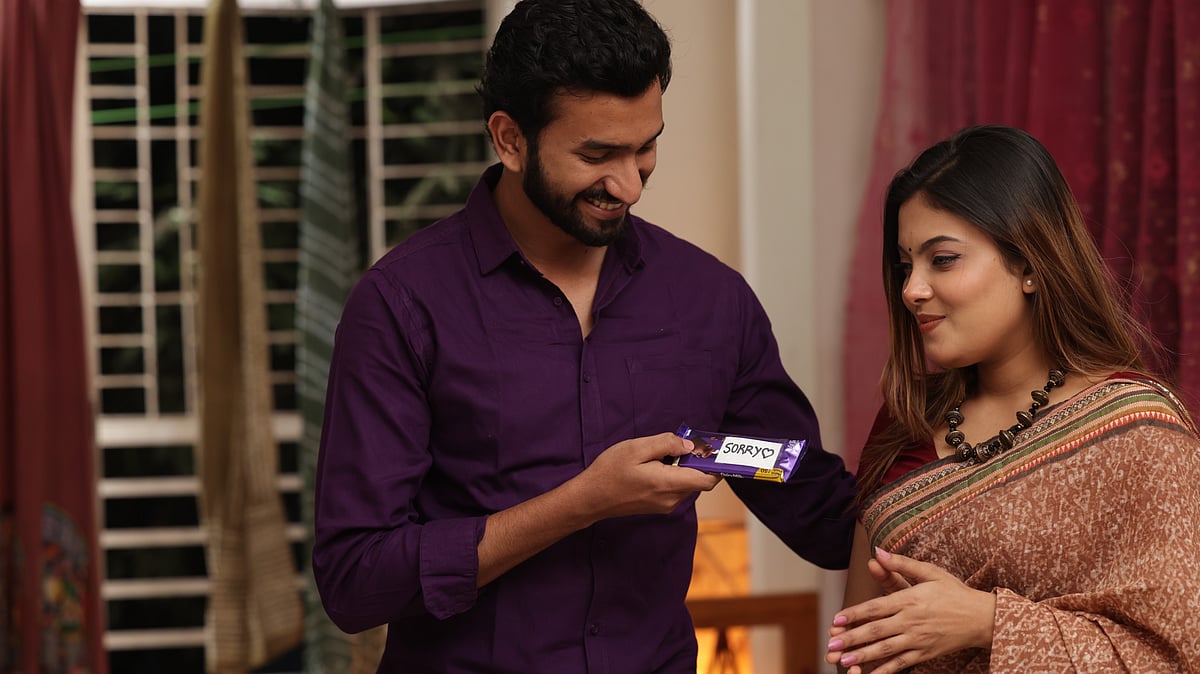 সঙ্গীর অভিমান ভাঙাতে নাটকীয়তার আশ্রয় নিতে পারেন। মডেল: রিয়াদ ও ললনা