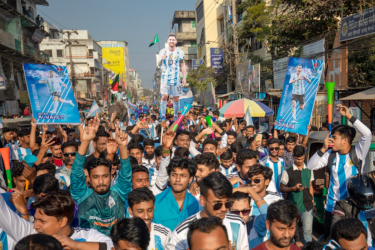 বিশ্বকাপ ফাইনালের আগে পাবনায় প্রিয় দলকে শুভ কামনা জানিয়ে শোভাযাত্রা করেন আর্জেন্টিনার সমর্থকেরা। রোববার বিকেলে পাবনার আব্দুল হামিদ সড়কে