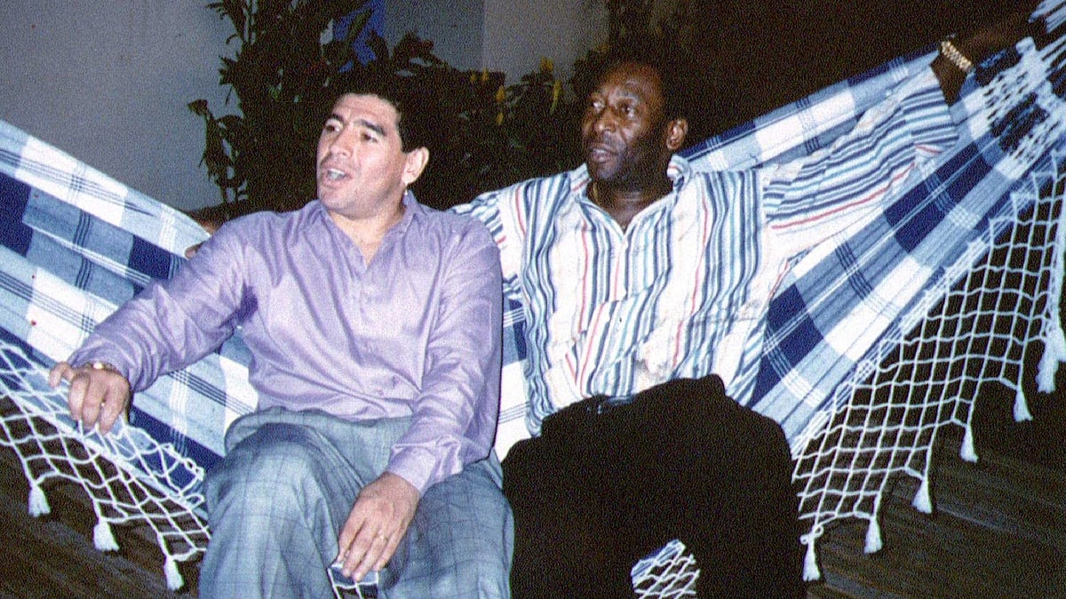 পেলে ও ম্যারাডোনার এই ছবিটি ১৯৯৫ সালে রিও ডি জেনিরোয় তোলা। একটি অনুষ্ঠানে