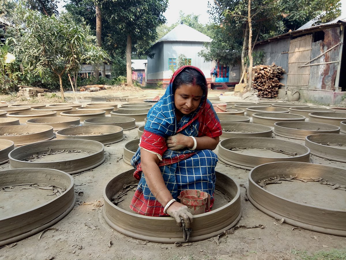 গ্রামাঞ্চলে শৌচাগার নির্মাণে মাটির চাড়ার বেশ চাহিদা রয়েছে। তাই বিক্রির জন্য বাড়ির উঠানে মাটির চাড়া তৈরি করছেন গৃহবধূ শিলা রানী পাল। প্রতিটি চাড়া ৮০ টাকা দরে বিক্রি করা হয়। চিলার কান্দি, কৃষ্ণনগর, ফরিদপুর