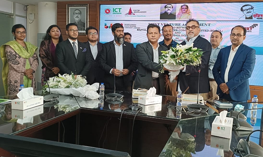 চুক্তি স্বাক্ষর অনুষ্ঠানে বিডিসিসিএল ও জেননেক্সট টেকনোলজির কর্মকর্তারা