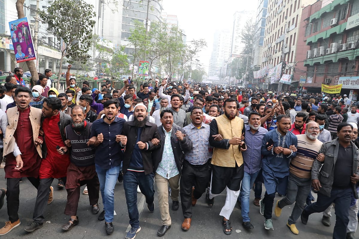 নয়াপল্টন থেকে শুরু হয় গণমিছিল। এর আগেই জড়ো হন নেতা–কর্মীরা