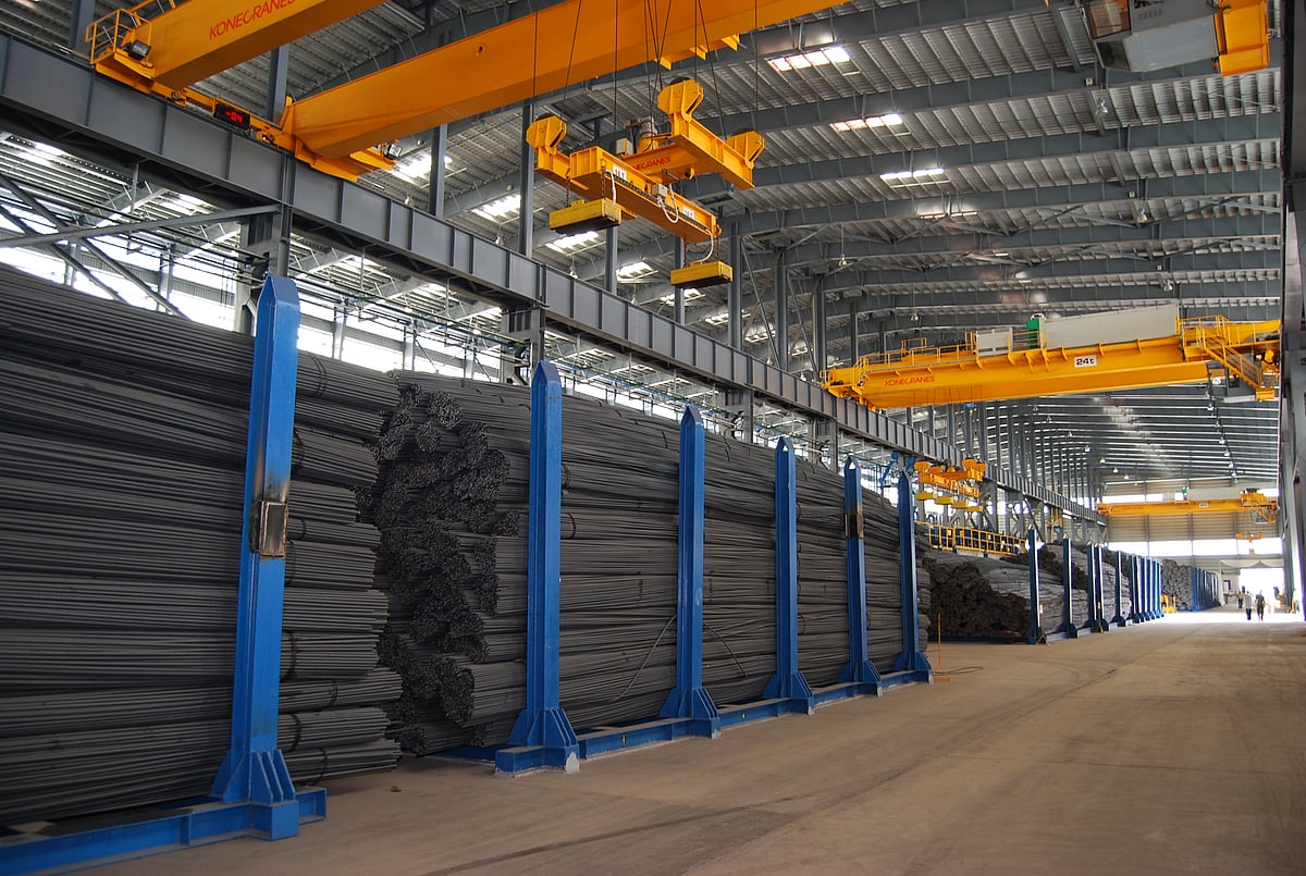 চট্টগ্রামের একটি কারখানার গুদামে রডের স্তুপ