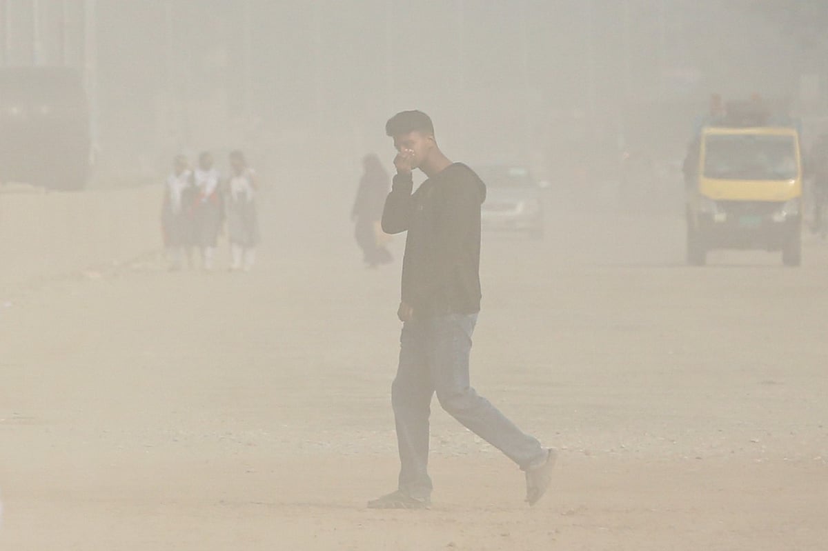 বাতাসের মান অস্বাস্থ্যকর হওয়ায় আজ বুধবার সকালে বিশ্বের দূষিত শহরের তালিকায় শীর্ষে ছিল ঢাকা