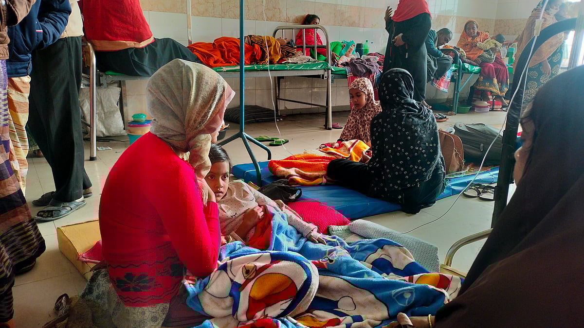 তীব্র শীতে নওগাঁয় নিউমোনিয়া ও ডায়রিয়া রোগী বাড়ছে। শয্যা খালি না থাকায় অনেকে মেঝেতে শয্যা পেতে চিকিৎসা নিচ্ছে। বৃহস্পতিবার নওগাঁ সদর আধুনিক হাসপাতালের শিশু ওয়ার্ডে