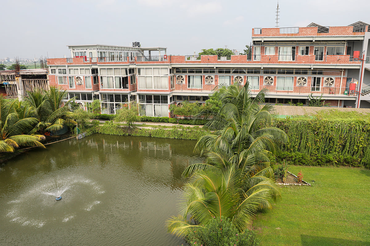 সবুজের মাঝে ছোট্ট এই পরিবেশবান্ধব কারখানাই ফতুল্লা অ্যাপারেলস। সম্প্রতি নারায়ণগঞ্জের সিদ্ধিরগঞ্জের জালকুড়ি এলাকায়
