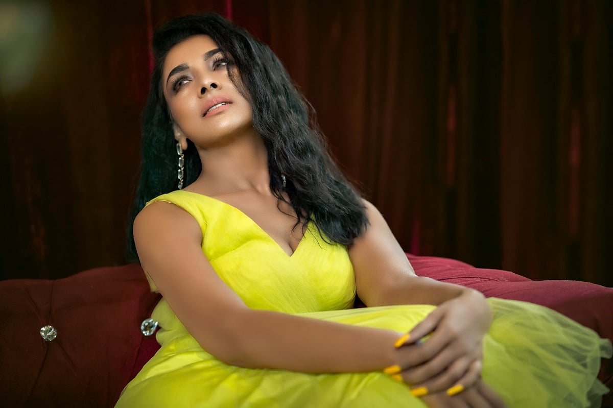 নতুন ছবি দিয়ে রুনা লিখলেন, শুধুই হাসুন