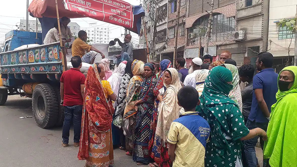 ওএমএসের পণ্য কিনতে মানুষের দীর্ঘ সারি