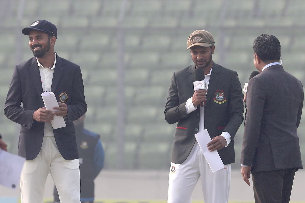 টসে দুই দলের অধিনায়ক