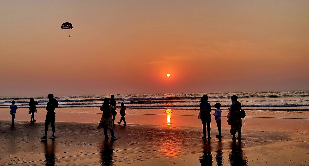 বছরের শেষ সূর্যাস্ত দেখতে দেখতে পুরোনো বছরকে বিদায় দেন পর্যটকেরা। শনিবার বিকেলে কক্সবাজার-টেকনাফ মেরিন ড্রাইভের নির্জন প্যাঁচারদ্বীপ সৈকতে