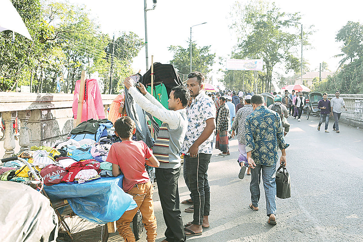 হকাররা পণ্য নিয়ে বসায় মানুষ ও যানবাহন চলাচলে প্রতিবন্ধকতা দেখা দিয়েছে। গত শনিবার দুপুরে সিলেট নগরের কিনব্রিজে