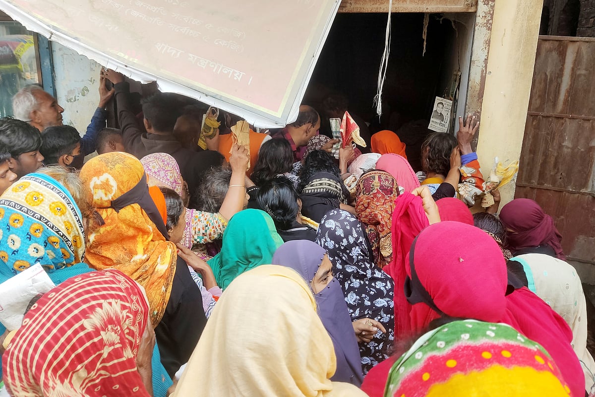 ওএমএসের চাল-আটা কিনতে ডিলার পয়েন্টে নারী–পুরুষের ভিড়। সোমবার বেলা সাড়ে ১১টায় কুষ্টিয়া শহরের ছয়রাস্তা মোড় এলাকায়