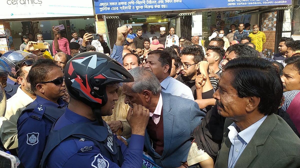 গণমিছিল নিয়ে বিএনপির কেন্দ্রীয় ও জেলা নেতারা এগোতে চাইলে ফরিদপুর কোতোয়ালি থানার ওসি এম এ জলিল একদল পুলিশ নিয়ে মিছিলে বাধা দেন। আজ শনিবার বেলা সাড়ে ১১টার দিকে ফরিদপুর জেলা বিএনপির কার্যালয়ের পাশে