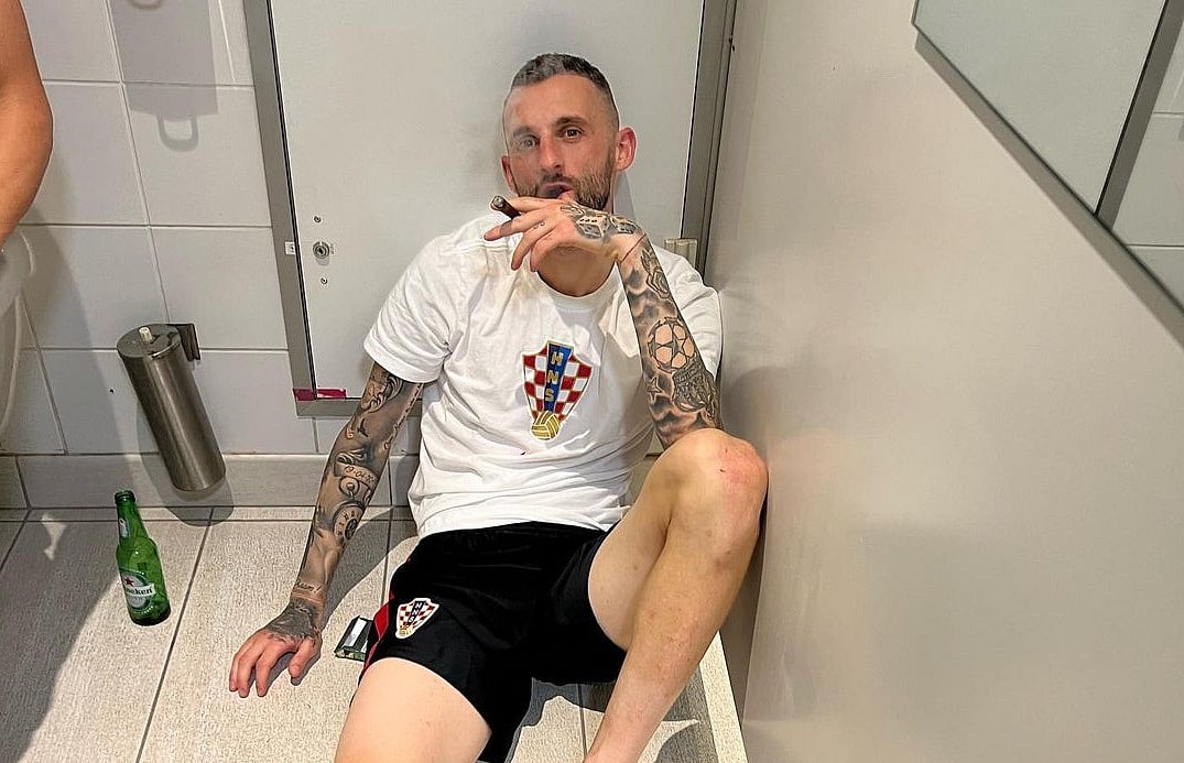 বাথরুমে ধূমপান করছেন ব্রজোভিচ