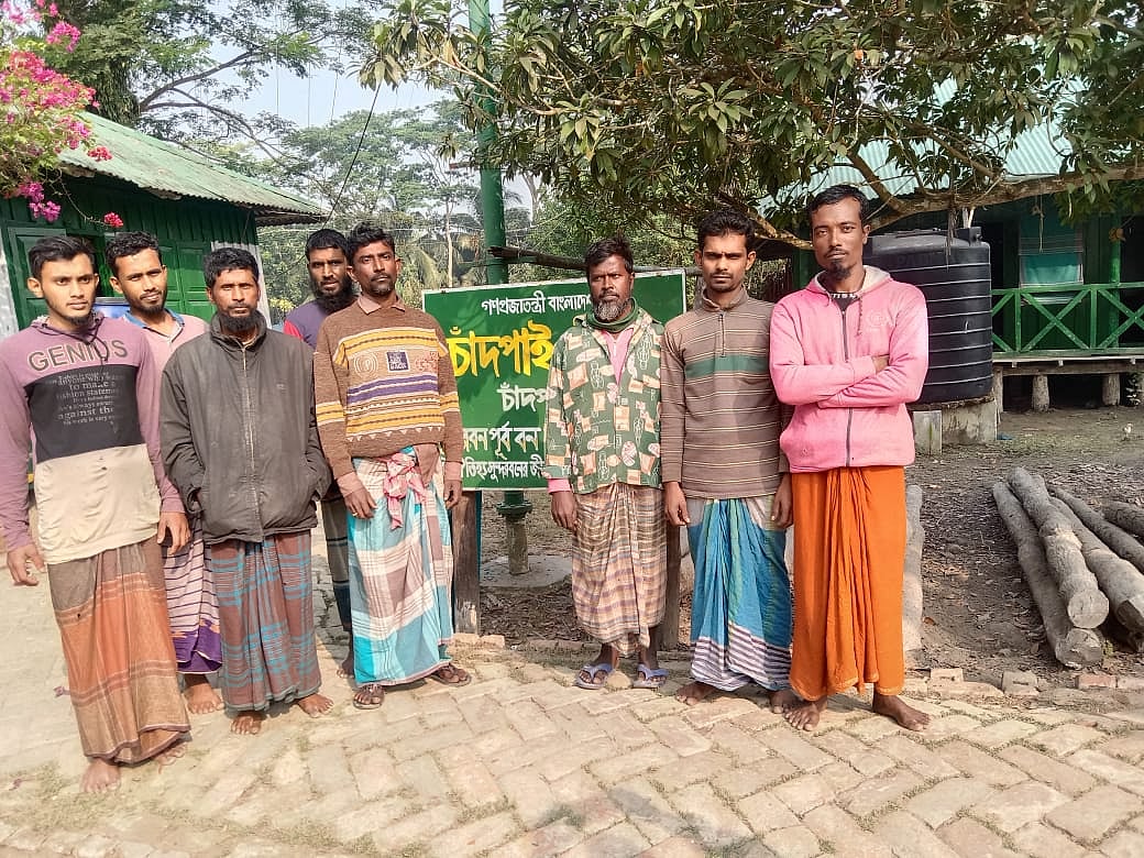 উদ্ধার হওয়া ৮ জেলে। মুক্তিপণ দিয়ে তাঁরা গতকাল সকালে চাঁদপাই রেঞ্জ কার্যালয়ে আসলে মোংলা থানা–পুলিশ তাঁদের থানায় নিয়ে যায়