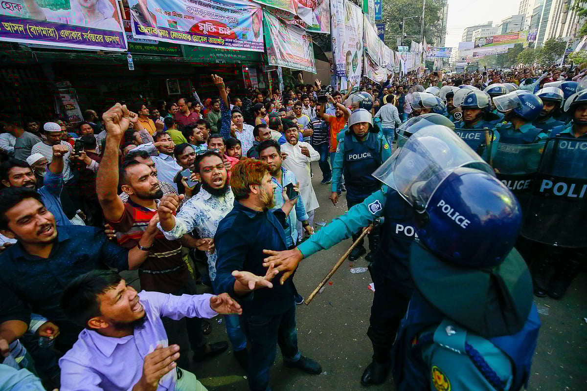 সংঘর্ষ শুরু হওয়ার আগে। গতকাল বুধবার। বিএনপি কেন্দ্রীয় কার্যালয়ের সামনে। নয়াপল্টন।