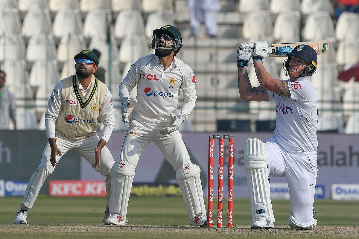 ছক্কা মারায় ম্যাককালামকে ছুঁয়ে ফেলেছেন স্টোকস