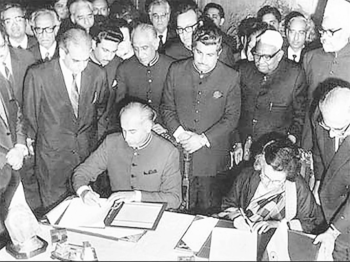 ১৯৭২ সালে ভারতের হিমাচলে সিমলা চুক্তি স্বাক্ষর করেন ইন্দিরা গান্ধী ও জুলফিকার আলী ভুট্টো