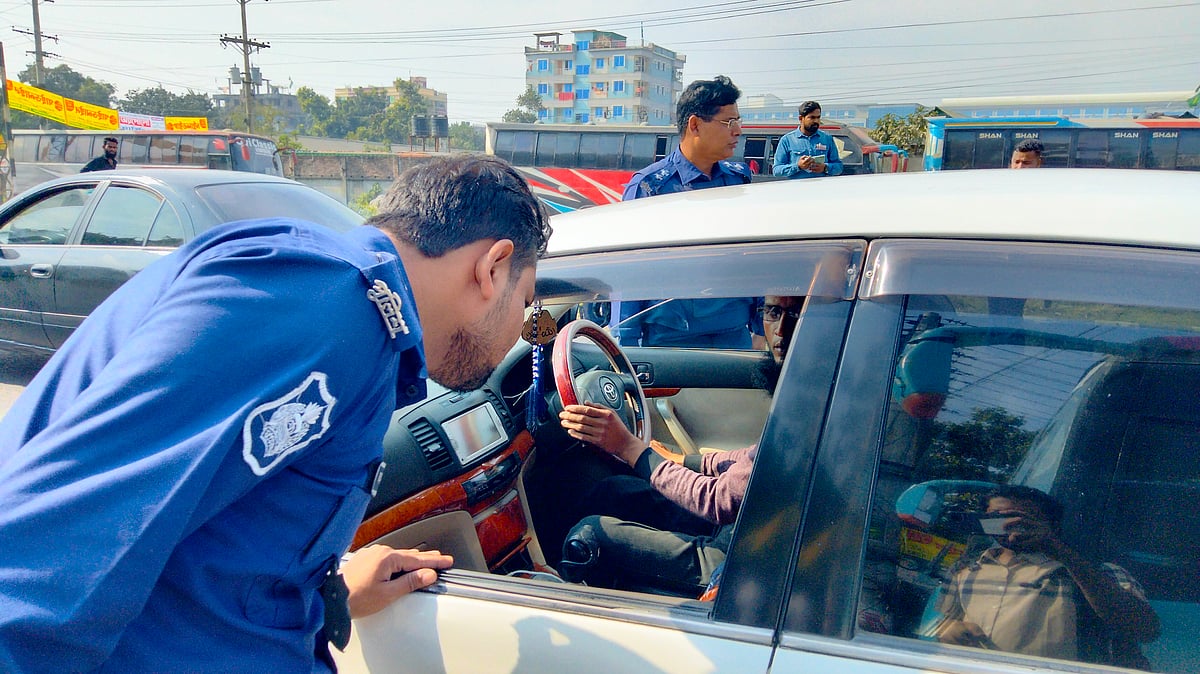গাজীপুরের কালিয়াকৈর উপজেলার চন্দ্রা ত্রিমোড় এলাকায় পুলিশ বিভিন্ন যানবাহন থামিয়ে তল্লাশি করছে। ছবিটি আজ সকাল সাড়ে ১০টার দিকে তোলা