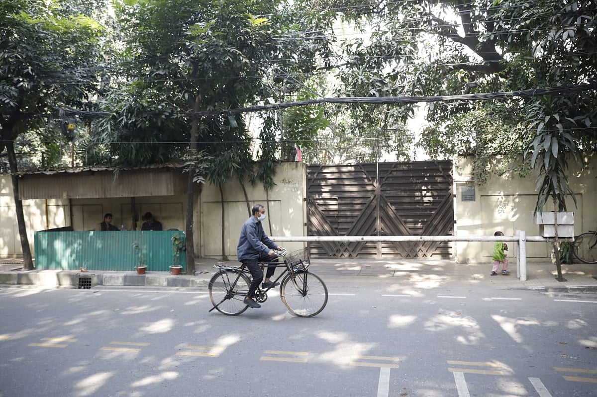 খালেদা জিয়ার বাড়ির সামনের সড়কে নিরাপত্তা জোরদার করা হয়েছে
