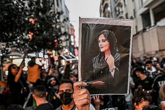 ইরানে নীতি পুলিশের হাতে মারা যাওয়া মাসা আমিনির ছবি হাতে বিক্ষোভ